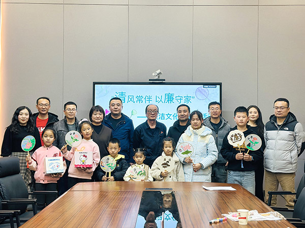 11月30日晚，物料車間黨支部開展以“清風(fēng)常伴 以廉守家”為主題的廉潔文化進(jìn)家庭活動，.jpg