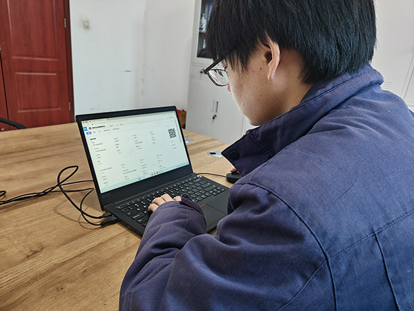 1737538785670258.jpeg 儀表工崔晨在使用設(shè)備全生命周期管理平臺(tái)查詢(xún)儀表資料.jpg