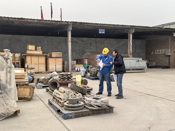 1737539548722105.jpeg 物資采供部人員和車間技術(shù)人員在現(xiàn)場核對(duì)物資信息.jpg