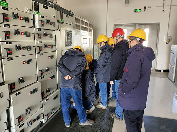 1737683587272305.jpeg 于康健 檢查氣化配電室進(jìn)線柜線路 (1).jpg