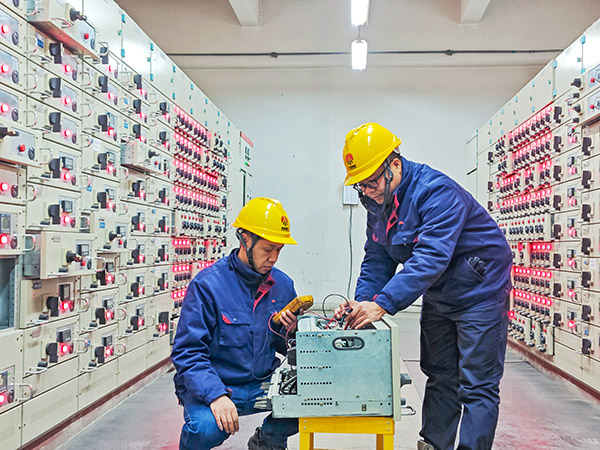 2月5日，運(yùn)行人員正在檢查開關(guān)柜故障1.jpg