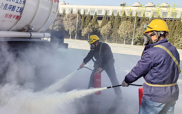 2月12日下午，物料車間191罐區(qū)開展甲醇裝車泄漏應急演練 (2).jpg