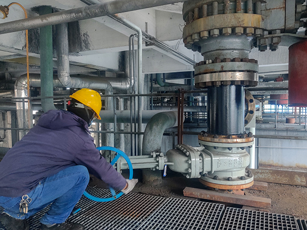 2月22日，氣化爐連通管線改造完成，工藝人員切換試用 照片.jpg