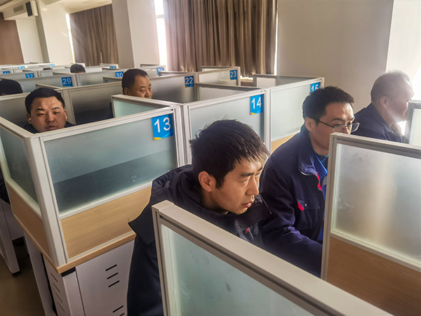 2月25日，合成車間員工進(jìn)行“懂會(huì)能”考試 (2).jpg