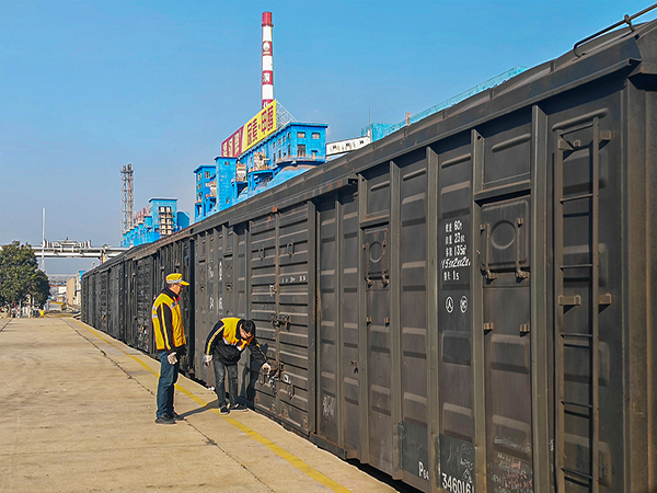 2025年2月25日，鐵路科員工對裝好的車輛進行檢查0 (1).jpg