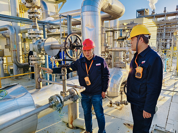 2月27日，車間管理組例行裝置區(qū)隱患排查，全員佩戴移動(dòng)式四合一氣體檢測(cè)儀，以上率下 照片.jpg