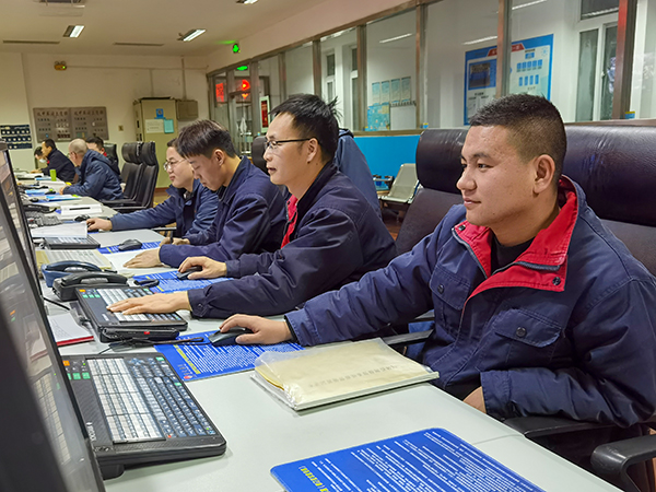 操作人員認真監(jiān)盤.jpg