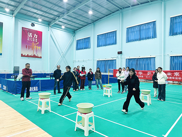 3月5日下午，物料車間舉辦以“巾幗綻芳華 乒搏向未來”為主題的女職工乒乓球趣味運(yùn)動(dòng)會(huì)，圖為趣味夾乒乓球.JPG