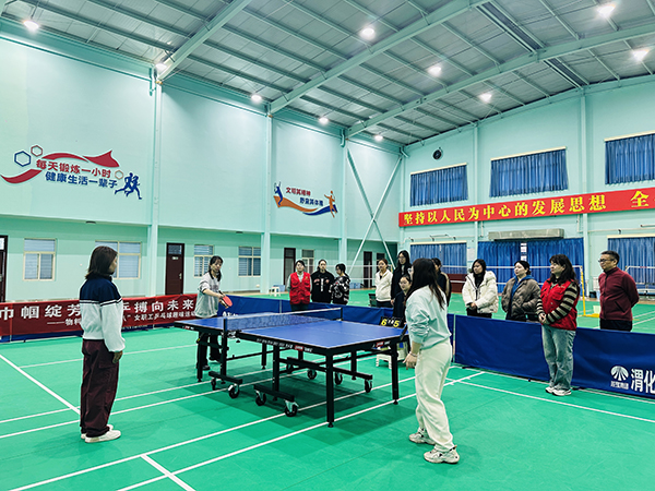 3月5日下午，物料車間舉辦以“巾幗綻芳華 乒搏向未來”為主題的女職工乒乓球趣味運(yùn)動(dòng)會(huì)，圖為乒乓球單打項(xiàng)目.JPG