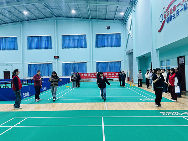 3月5日下午，物料車間舉辦以“巾幗綻芳華 乒搏向未來”為主題的女職工乒乓球趣味運(yùn)動(dòng)會(huì)，圖為乒乓球折返跑式.JPG