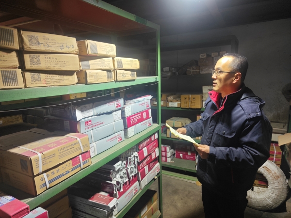 101741563100131544.jpg 劉阿鵬在庫房清點(diǎn)焊條.jpg