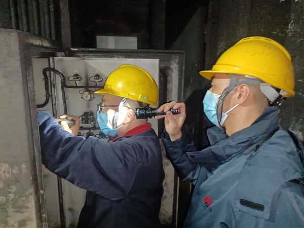 131741847341889660.jpg 更換除鐵器控制柜中間繼電器.jpg