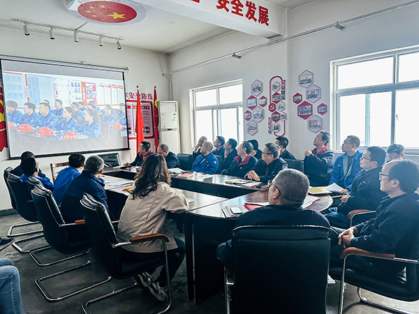 3月13日下午，物料車間黨支部開展“惠學礪心 筑夢前行”主題黨日活動，圖為集中觀看了陜煤集團第一期惠學礪心大課堂錄播視頻.jpg