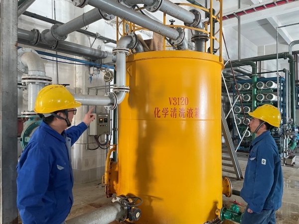 241742797472181761.jpg 3.18日動(dòng)力車間三期脫鹽水廠房?jī)?nèi)田亮正在對(duì)班組人員進(jìn)行反滲透化洗講解.jpg