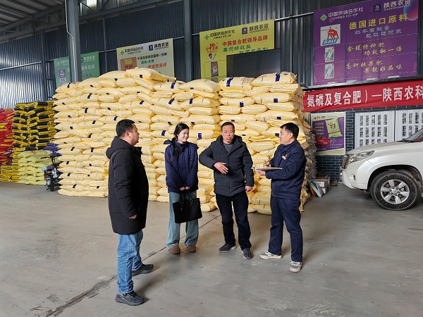 261742972146577626.jpg 2025年3月運銷部職工在寶雞眉縣金渠鎮(zhèn)巨豐農資2_AI看圖.jpg