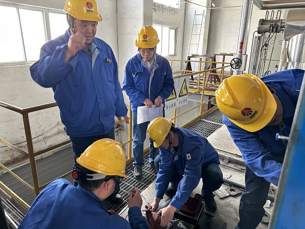 101744241723647042.jpg 王宏大師正在檢查設(shè)備接線情況.jpg