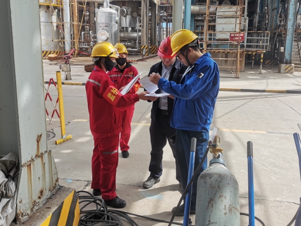 101744242814345439.jpg 片區(qū)技術(shù)員陳南現(xiàn)場檢查作業(yè)票證.jpg