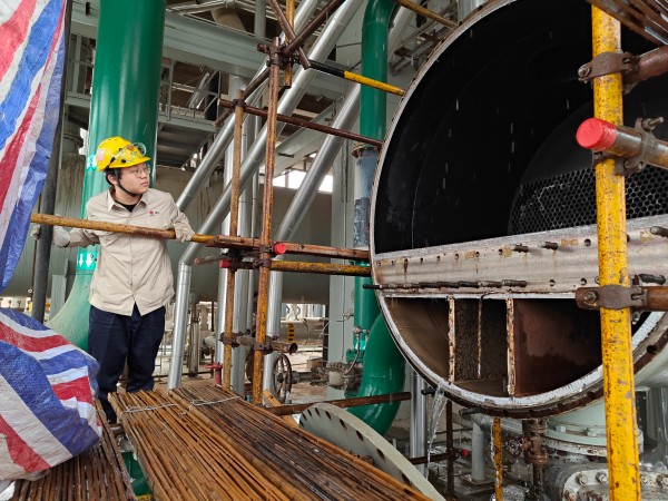 101744243666202997.jpg 李恩澤在現(xiàn)場觀看設(shè)備.jpg