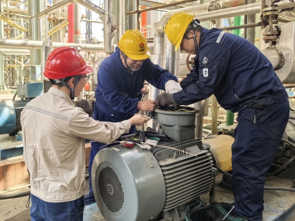 181744953137219829.jpg 電氣人員正在檢修電動(dòng)機(jī).jpg