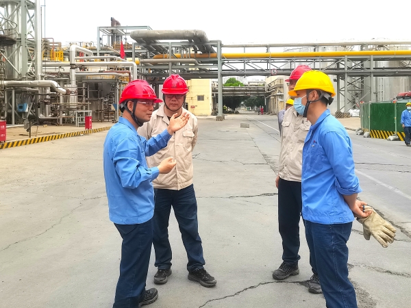 181744962209931598.jpg 馬軍忙與車間負(fù)責(zé)人等交流1.jpg