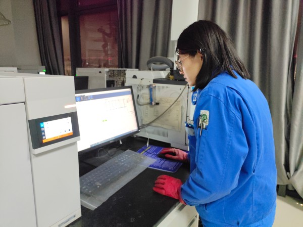 181744963858212972.jpg 分析員在進(jìn)行樣品的測(cè)量工作.jpg