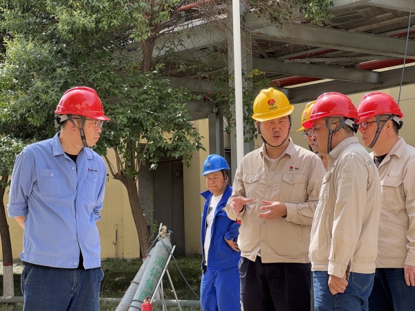 131747095931930096.jpg 相關(guān)人員在施工現(xiàn)場(chǎng)協(xié)調(diào)解決問(wèn)題.jpg