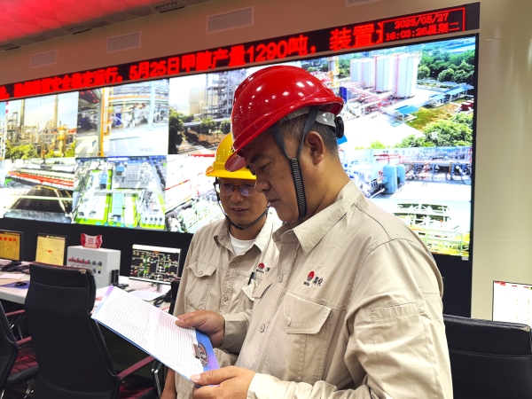 281748386049121626.jpg 車間領(lǐng)導(dǎo)抽查機(jī)泵測溫工作2.jpg