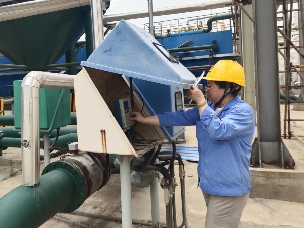 301748560970145193.jpg 5月27日胡燕在460B中水回用裝置區(qū)更換計量標識.jpg