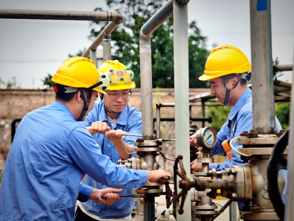 061749171177212437.jpg 2025年,乙二醇車(chē)間職工在現(xiàn)場(chǎng)工作.jpg