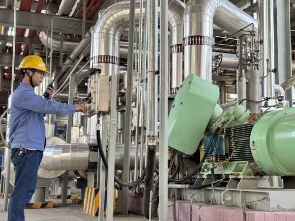 091749435723180240.jpg 崗位人員在現(xiàn)場(chǎng)操作畫面.jpg