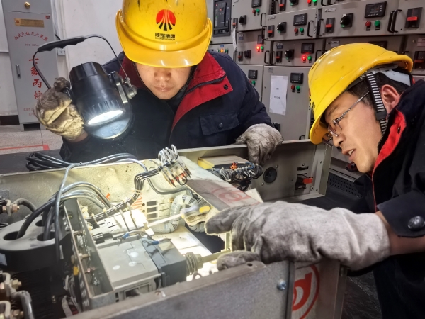 111749605873400040.jpg 檢修人員自主維修開(kāi)關(guān)配電設(shè)施.jpg