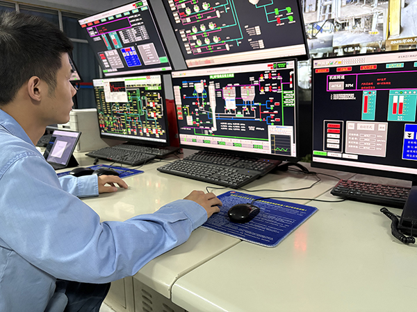 251750845167804693.jpg 脫硫崗位操作工認(rèn)真監(jiān)盤(pán)、精準(zhǔn)操作.jpg