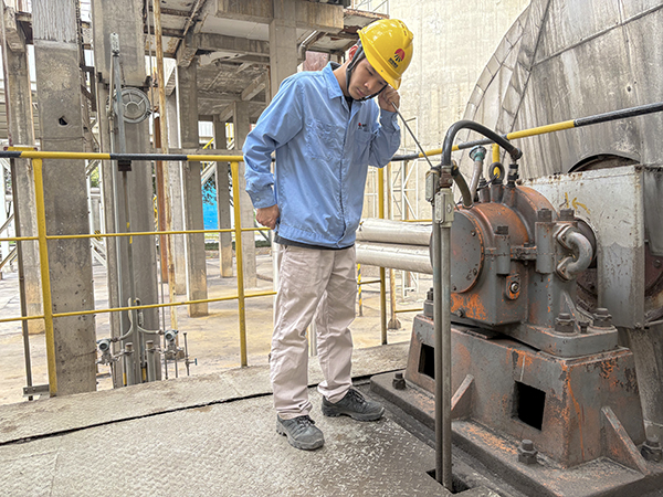 251750845180495944.jpg 脫硫崗位操作工利用聽(tīng)棒和測(cè)振儀檢查引風(fēng)機(jī)工作是否正常.jpg