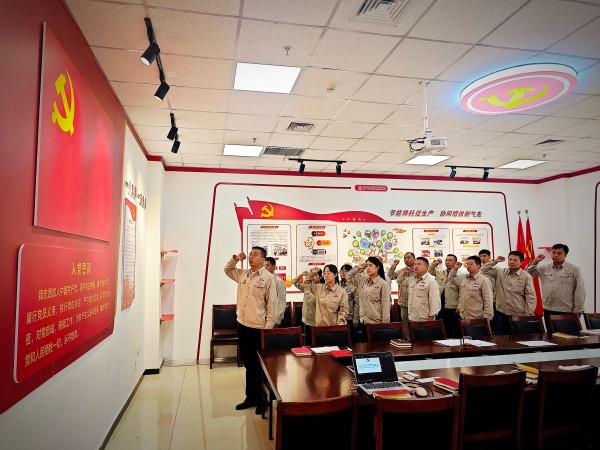 7月17日下午，乙二醇車間黨支部開展”同過政治生日 永葆黨員本色“主題黨日活動，黨員們重溫入黨誓詞.jpg