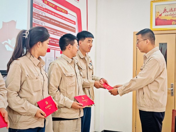 7月17日下午，乙二醇車間黨支部開展”通過政治生日 永葆黨員本色“主題黨日活動，支部書記楊磊為過”政治生日“黨員贈送賀卡.jpg