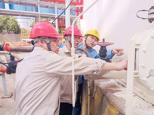 7月30日下午，公司副總工程師、生產(chǎn)部安全風(fēng)險(xiǎn)排查工作-圖為630罐區(qū).jpg