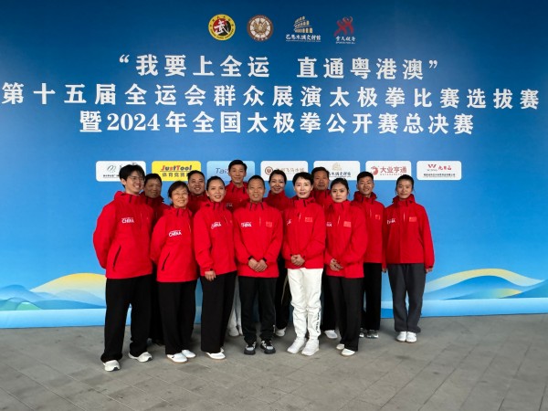 051754364844211008.jpg 苑寶劍和隊友在全運(yùn)會賽場合影留念(后排左一為苑寶劍).jpg