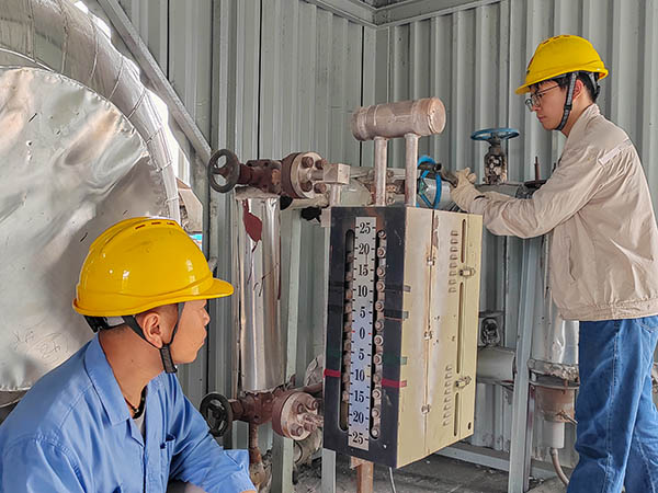 081754625378750631.jpg 魏高強現(xiàn)場指導(dǎo)董宇斌沖洗汽包水位計.jpg