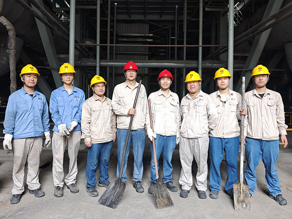 8月8日早上，動力車間組織黨員、團(tuán)員清理地溝淤泥后，在鍋爐前合影   600.jpg