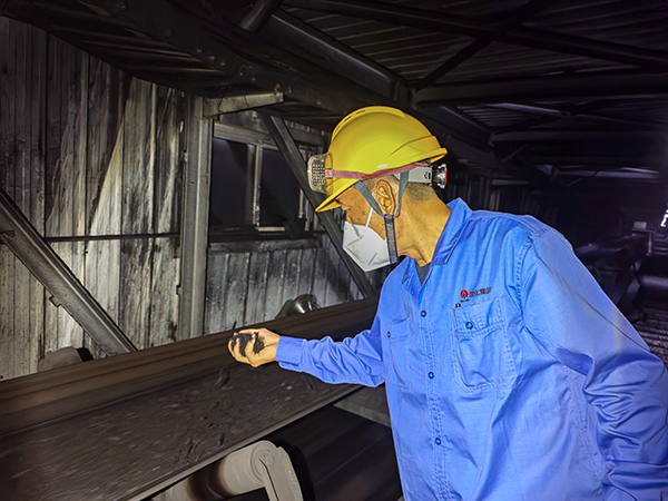 8月14日晚，動力車間運行一班班長閆海斌在原料上煤皮帶處查看燃煤情況 (1).jpg