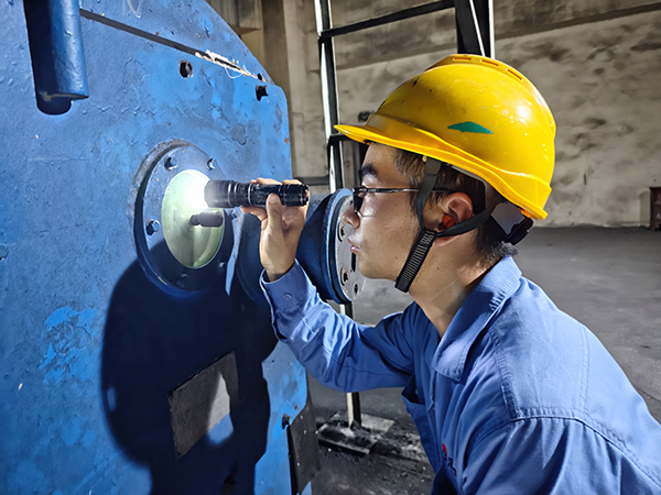 8月14日，動力車間三期現(xiàn)場，運行人員正在給煤機處檢查給煤情況 (1).jpg
