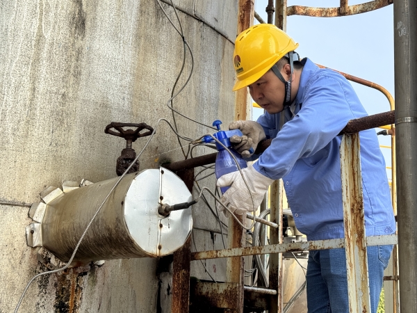 261756194230139462.jpg 崗位人員現(xiàn)場(chǎng)排查隱患.jpg