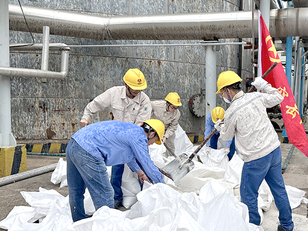 9月10日，動力車間脫鹽水工段團員突擊隊正在分裝石英砂.jpg