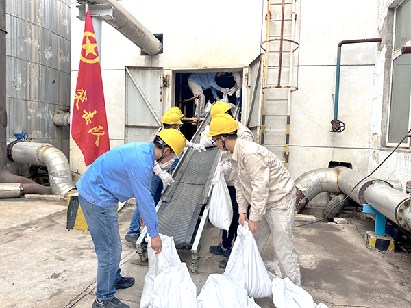 9月10日，動力車間脫鹽水工段團員突擊隊正在裝填石英砂.jpg