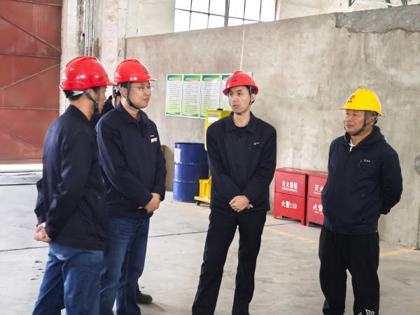 11月5日，公司領(lǐng)導(dǎo)任黨宏深入庫房檢查 (2)(1).jpg