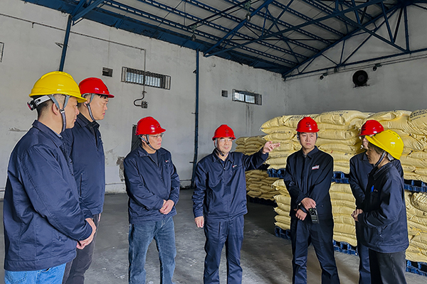 11月6日上午，公司總工程師馬軍忙深入現(xiàn)場(chǎng)開(kāi)展安全專(zhuān)項(xiàng)檢查，圖為硫磺庫(kù) (1).JPG