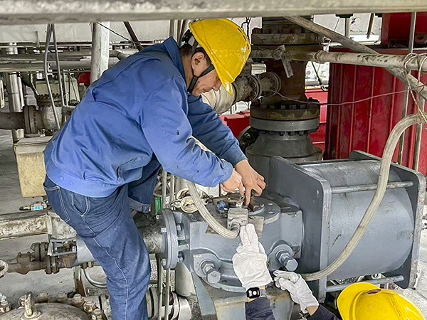 11月7日立冬當(dāng)天，冒著寒風(fēng)細(xì)雨，計(jì)控電儀部?jī)x表工們正在現(xiàn)場(chǎng)進(jìn)行檢修工作，為冬季裝置平穩(wěn)運(yùn)行筑牢安全屏障3  futu.jpg