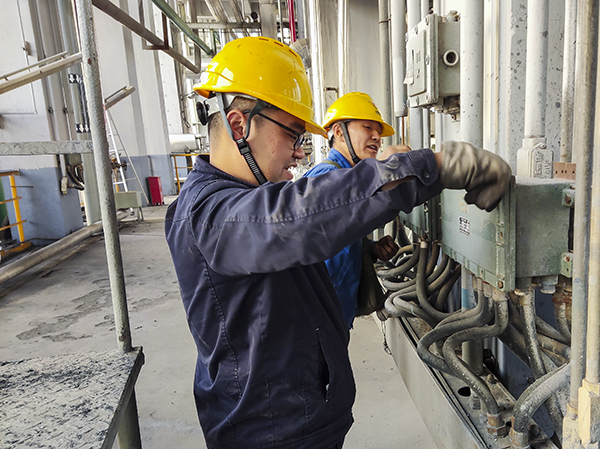 11月7日立冬當(dāng)天，冒著寒風(fēng)細(xì)雨，計(jì)控電儀部?jī)x表工們正在現(xiàn)場(chǎng)進(jìn)行檢修工作，為冬季裝置平穩(wěn)運(yùn)行筑牢安全屏障.jpg