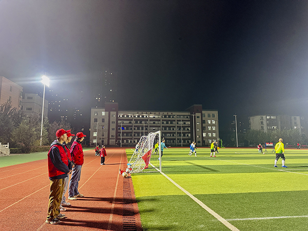 101762736912102183.jpg 2025年11月8日渭化集團(tuán)“安康杯”足球賽決賽-撿球員.jpg