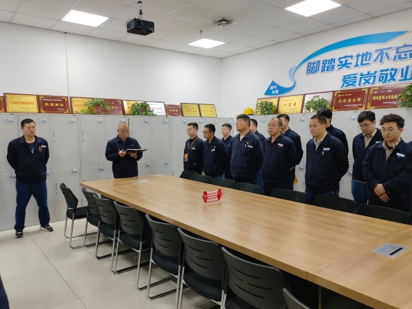 201763604104140027.jpg 圖1 交接班會韓主任重點(diǎn)傳達(dá)防凍方案。.jpg